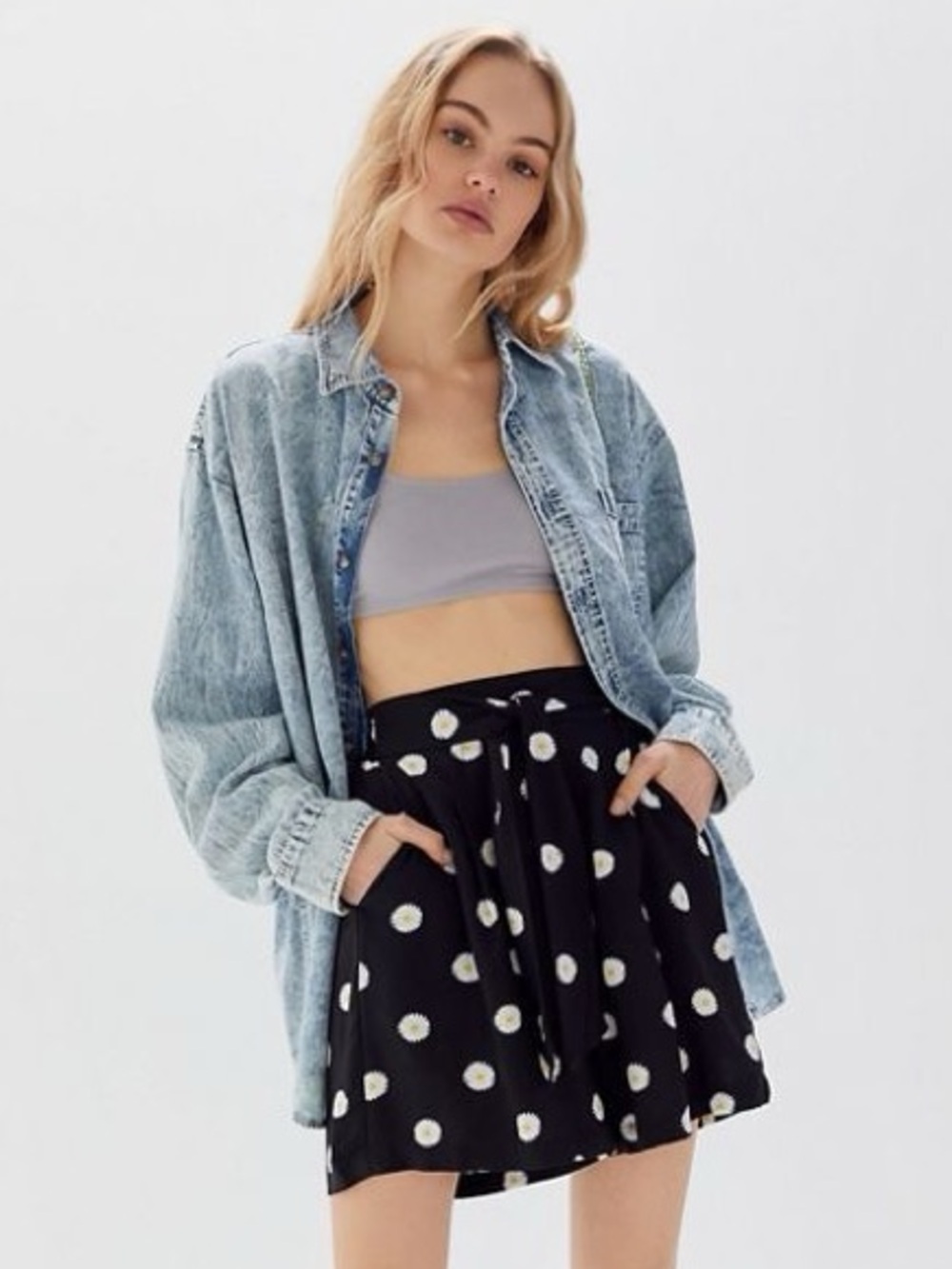 Urban Outfitters Mazy Flirty Daisy High-Rise Short